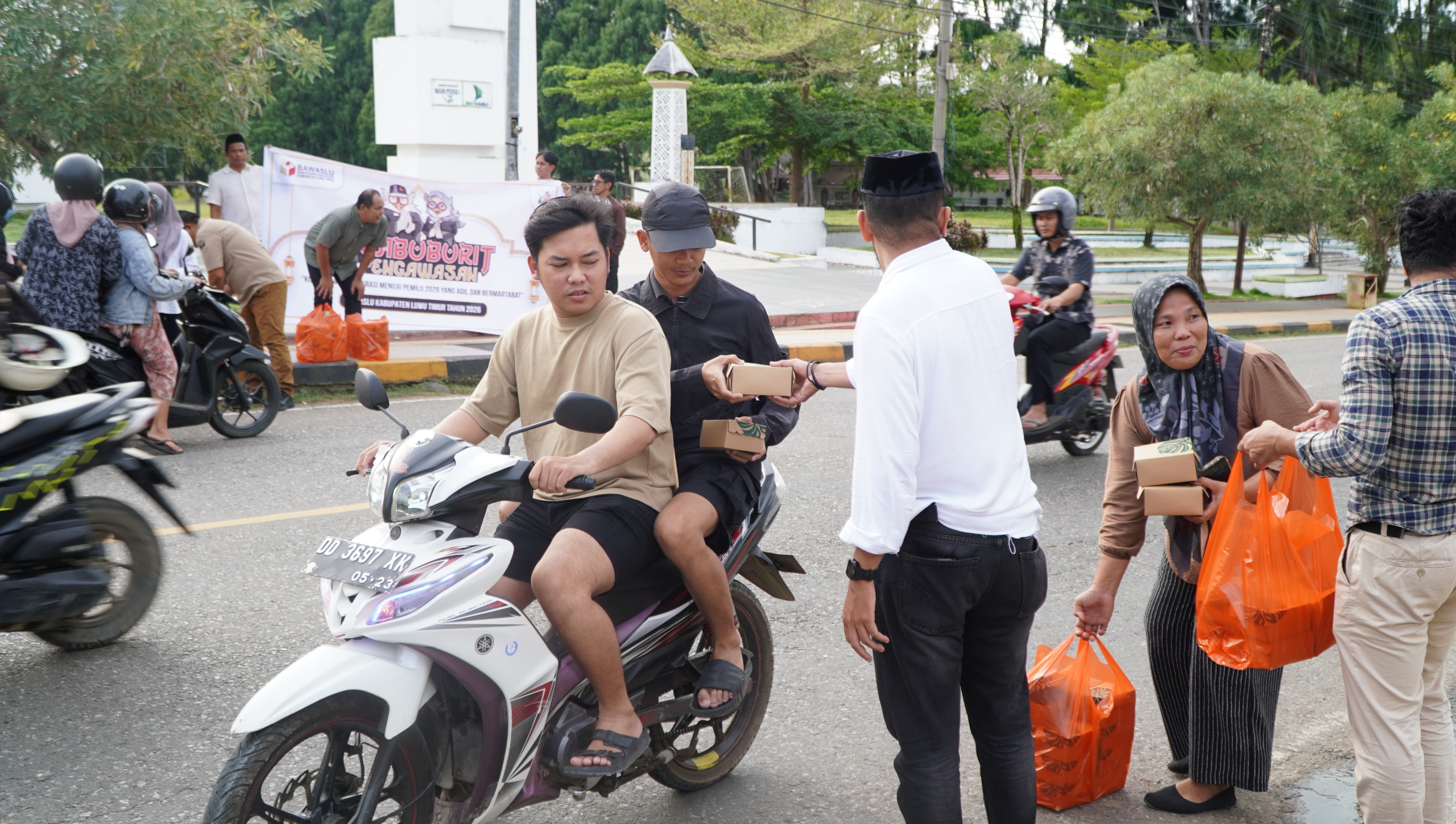 Badan Pengawas Pemilihan Umum (Bawaslu) Kabupaten Luwu Timur menggelar kegiatan Ngabuburit Pengawasan dengan membagikan takjil kepada masyarakat menjelang waktu berbuka puasa di bulan Ramadhan di Jl. Sam Ratulangi Puncak Indah Malili, Jumat (13/3/2026).