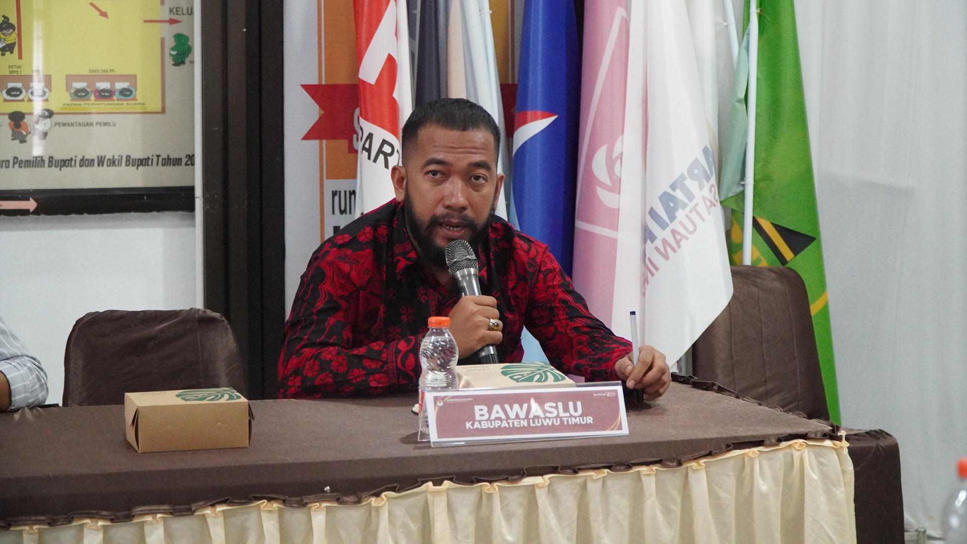 Koordinator Divisi Hukum, Pencegahan, Partisipasi Masyarakat dan Humas Bawaslu Luwu Timur Sulkifli saat menghadiri Rapat Pleno Terbuka Rekapitulasi PDPB Triwulan I Tahun 2026 yang diselenggarakan oleh KPU Luwu Timur, Kamis (2/4)