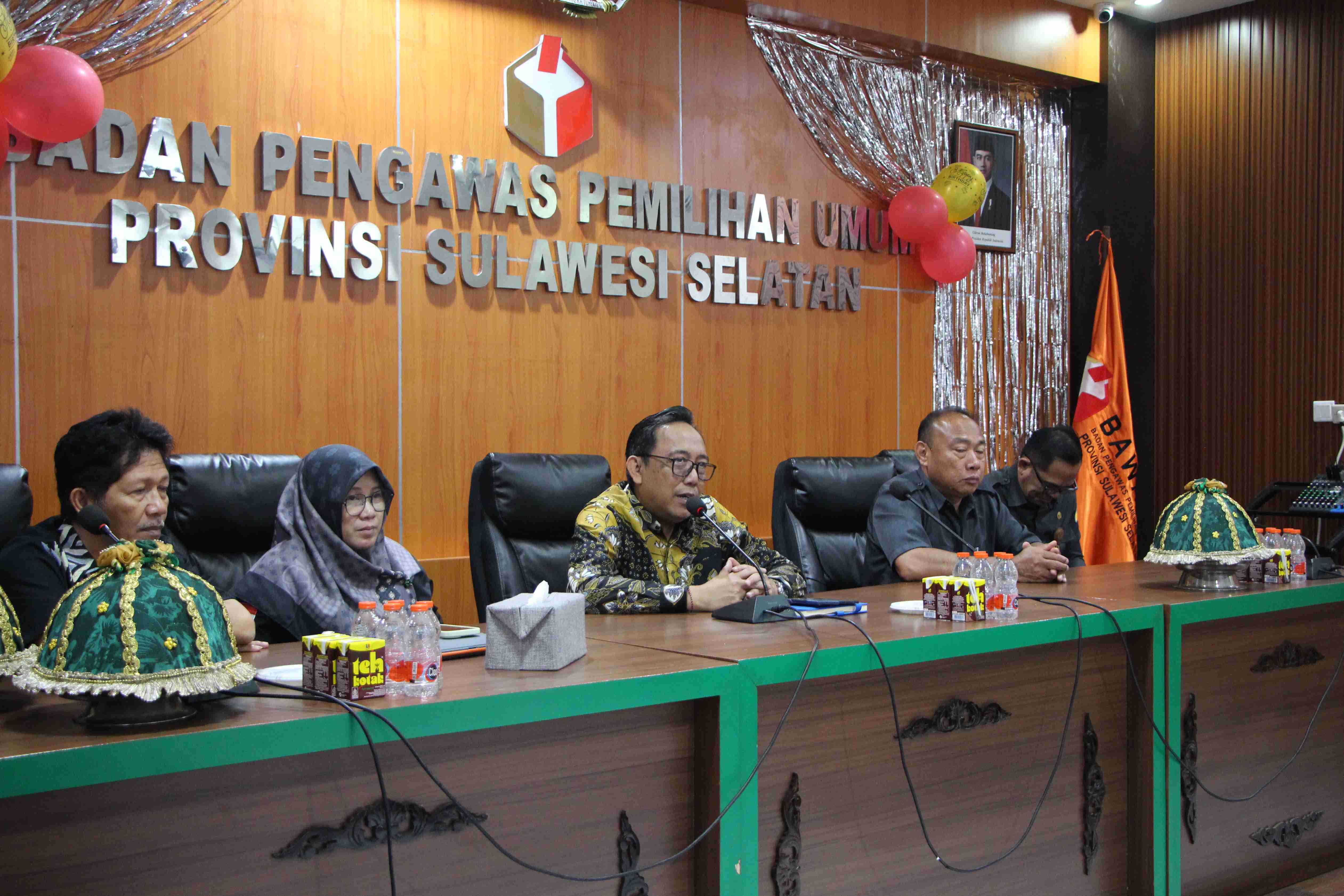 Pelaksanaan kegiatan Penguatan Kapasitas SDM dan Literasi Etika Penyelenggara Pemilu yang dilaksanakan secara hybrid oleh Bawaslu Provinsi Sulawesi Selatan, Selasa (14/4).