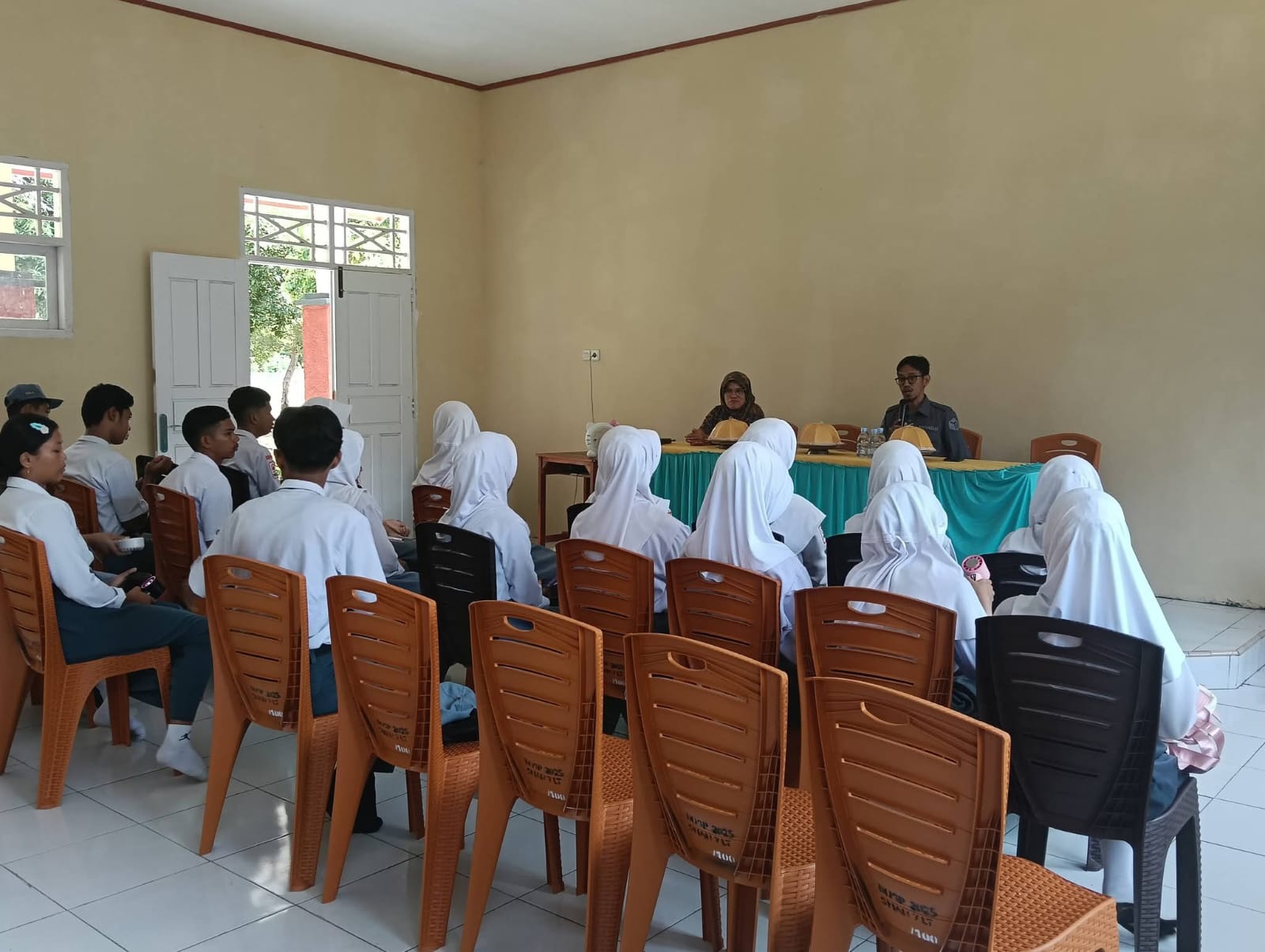 Ketua Bawaslu Luwu Timur Pawennari saat melakukan konsolidasi demokrasi dengan menyasar generasi Z di SMA Negeri 7 Luwu Timur, Kecamatan Burau, Desa Jalajja, Selasa (21/4).