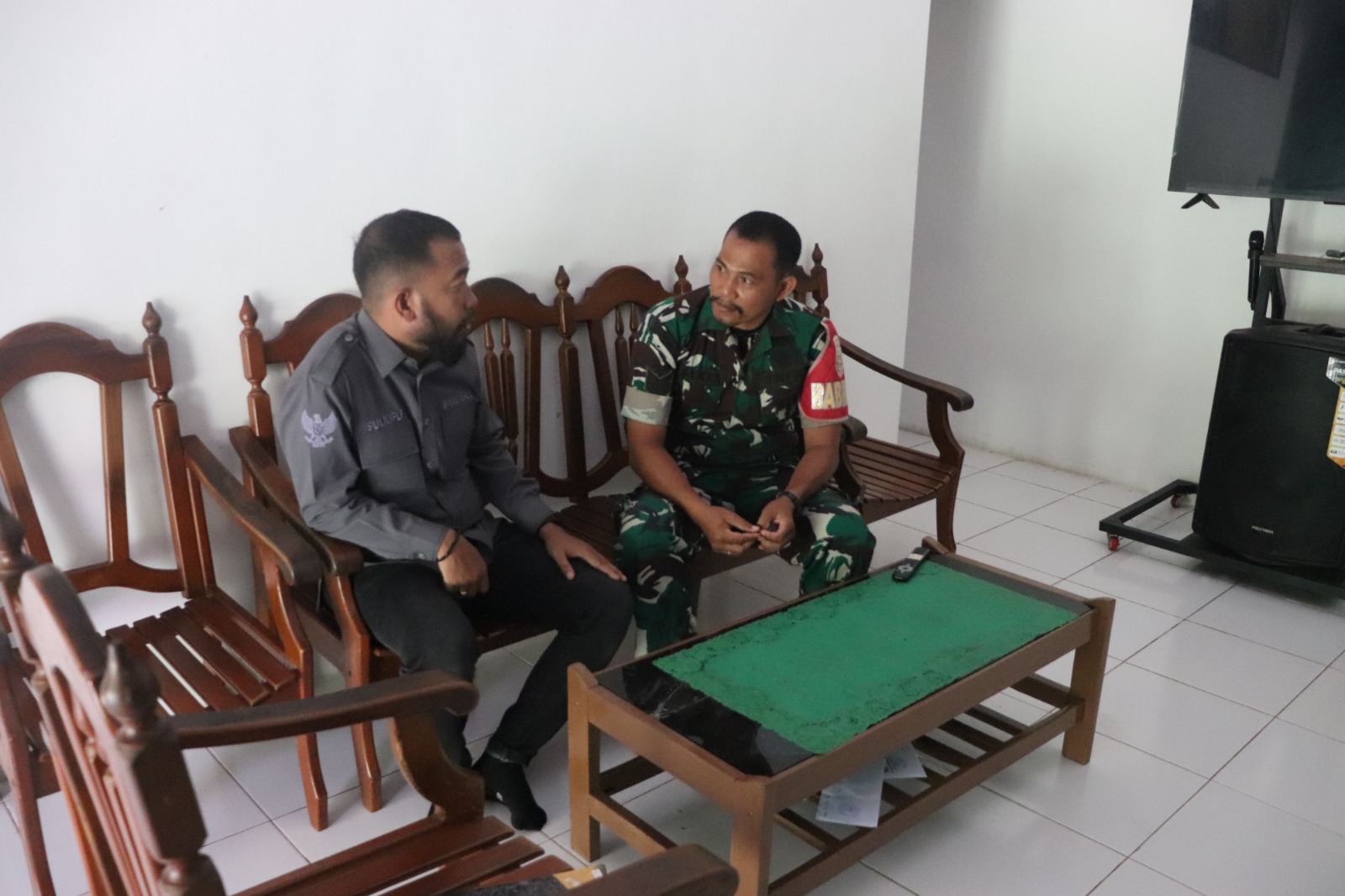 Anggota Bawaslu Kabupaten Luwu Timur sekaligus Koordinator Divisi Hukum, Pencegahan, Partisipasi Masyarakat, dan Hubungan Masyarakat (HP2H) Sulkifli bersama staf menyambangi Koramil 1403-15/ Malili untuk melakukan konsolidasi demokrasi sekaligus uji petik terkait data pemilih, Senin (27/4).