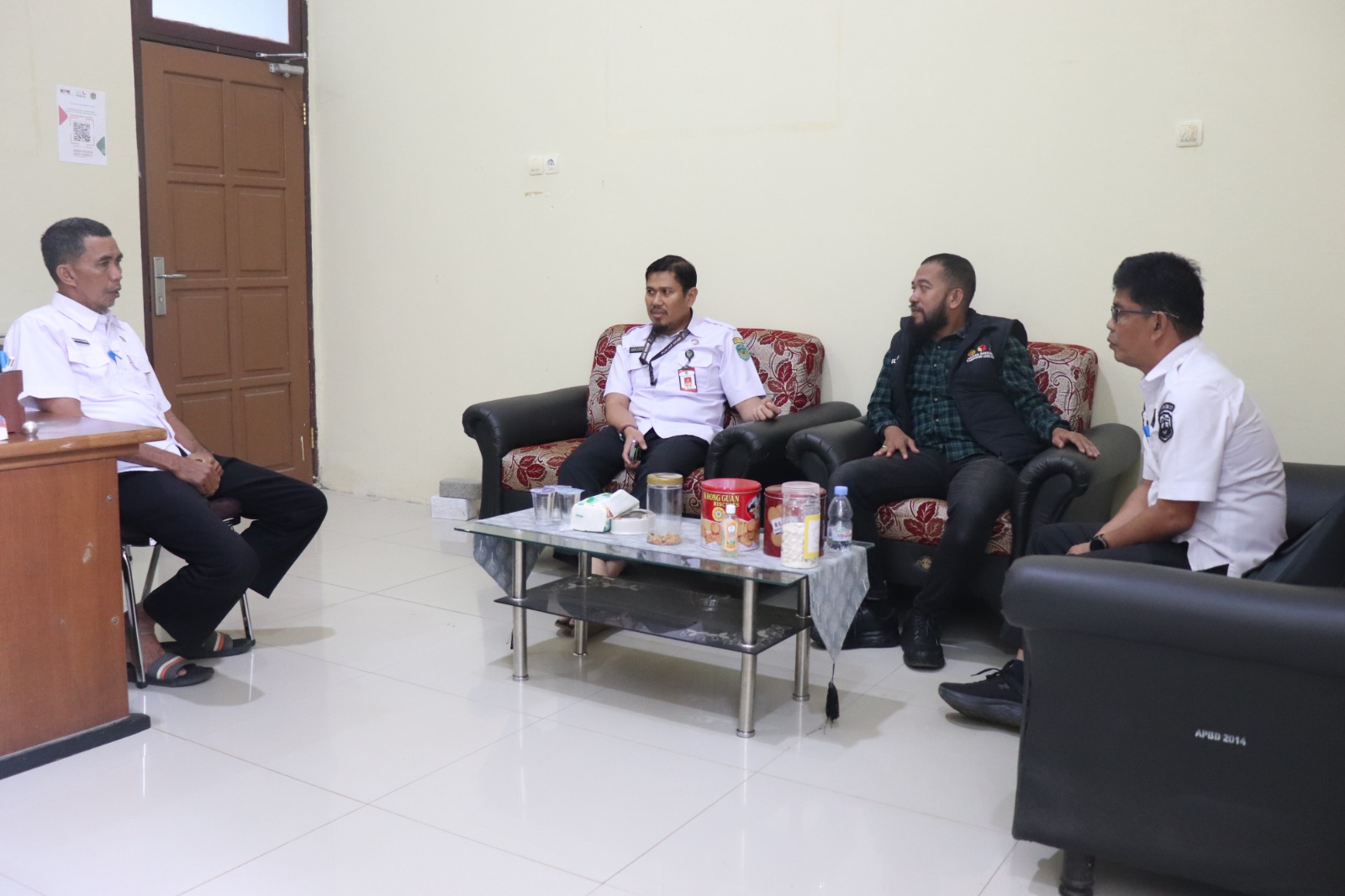 Anggota Bawaslu Kabupaten Luwu Timur Sulkifli bersama staf melakukan kunjungan kelembagaan ke Kantor Dinas Pemberdayaan Masyarakat dan Desa (DPMD) Kabupaten Luwu Timur, Rabu (29/4/2026), dengan membawa dua gagasan utama yakni penguatan kerja sama menyongsong Pemilihan Kepala Desa (Pilkades) serta dorongan tertib administrasi data kependudukan dan data pemilih di tingkat desa.