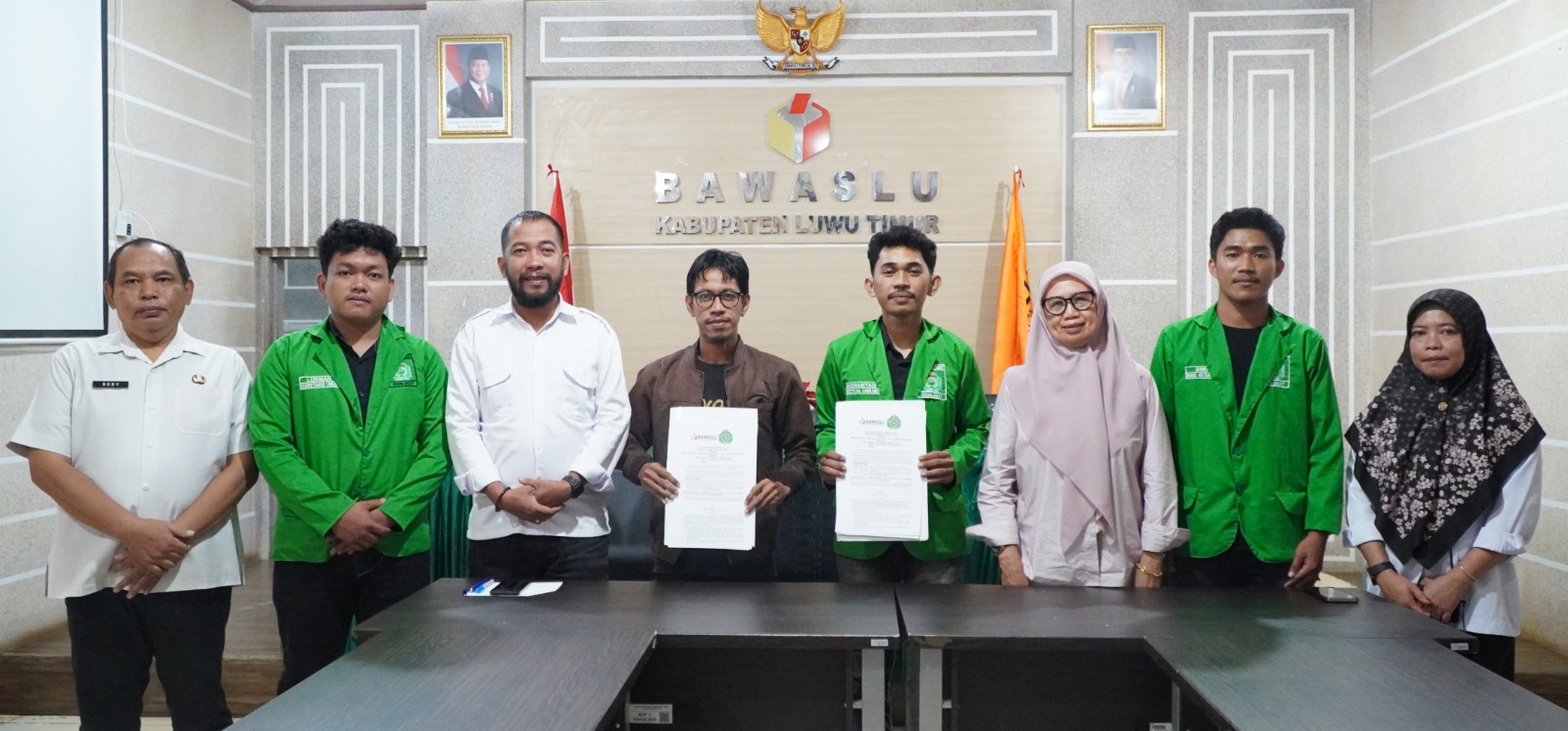 penandatanganan Nota Kesepahaman Bersama (MoU) antara Bawaslu Kabupaten Luwu Timur dan Pengurus Pusat Himpunan Mahasiswa (HAM) Luwu Timur Batara Guru, Rabu (13/5/2026), di Kantor Bawaslu Luwu Timur.