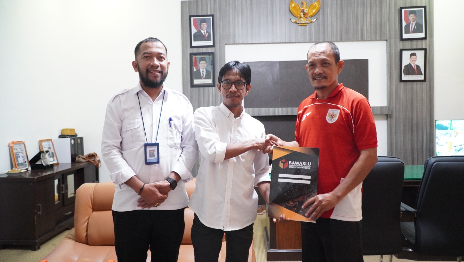 Penandatanganan nota kesepahaman antara Bawaslu Luwu Timur dan Kantor Kementerian Agama Luwu Timur dalam kunjungan silaturahmi, Rabu (19/8/2026).