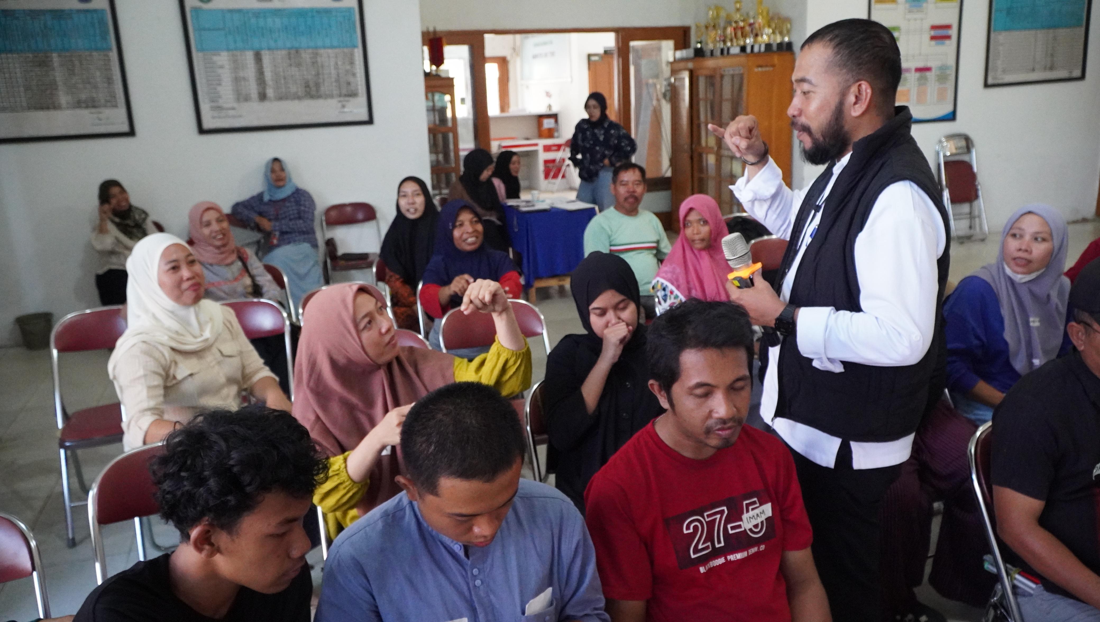 Koordinator Divisi Hukum, Pencegahan, Partisipasi Masyarakat dan Humas Bawaslu Kabupaten Luwu Timur, Sulkifli, saat menjadi narasumber dalam kegiatan yang dilaksanakan Save the Children bersama Yayasan Celosia Marennu Indonesia Kabupaten Luwu Timur, di Aula Kantor Camat Mangkutana, Rabu (26/8/2026).
