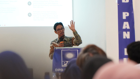 Ketua Bawaslu Kabupaten Luwu Timur Pawennari saat menjadi pemateri pada kegiatan Pendidikan Politik yang diselenggarakan Partai Amanat Nasional (PAN) Luwu Timur di Wisma Trans, Puncak Indah, Kecamatan Malili, Minggu (28/12/2025).