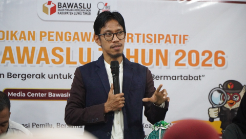 Ketua Bawaslu Luwu Timur Pawennari saat membuka kegiatan Pendidikan Pengawas Partisipatif (P2P) yang diselenggarakan di Kantor Bawaslu Luwu Timur, Senin (18/5/2026).