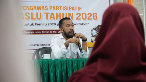 Koordinator Divisi Hukum, Pencegahan, Partisipasi Masyarakat dan Humas Bawaslu Kabupaten Luwu Timur Sulkifli saat memberikan materi dalam kegiatan Pendidikan Pengawas Partisipatif (P2P) yang digelar di Kantor Bawaslu Luwu Timur, Senin (18/5/2026).