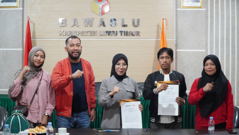 Kunjungan Ketua Aliansi Masyarakat Adat Nusantara (AMAN) Kabupaten Luwu Timur Hamra ke Kantor Bawaslu Luwu Timur, Kamis (13/8/2026).