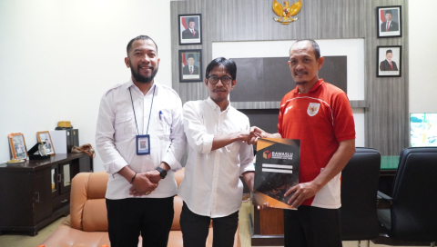 Penandatanganan nota kesepahaman antara Bawaslu Luwu Timur dan Kantor Kementerian Agama Luwu Timur dalam kunjungan silaturahmi, Rabu (19/8/2026).