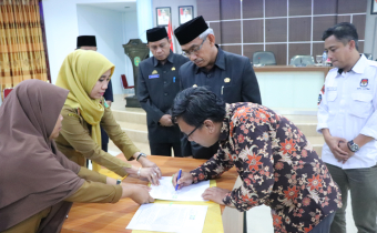 Bawaslu Luwu Timur dan Bupati Luwu Timur menandatangani NPHD