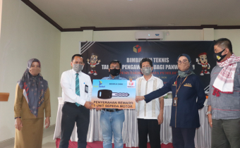 Serahkan Reward, Bawaslu Luwu Timur Apresiasi Bank Sulselbar