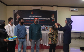 Pilkada Ditengah Pandemi Covid-19, Bawaslu Luwu Timur Berikan APD Kepada Seluruh Jajarannya