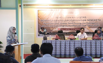 Koordinator Divisi Penanganan Pelanggaran dan Penyelesaian Sengketa saat menyampaikan arahan dan sambutan dalam kegiatan penguatan kapasitas penangananpelanggaran dan sengketa, selasa 20/8/2024