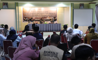 narasumber Dr. Bachtiar Baetal Dosen Universitas Pamulang saat memberikan pelatihan penanganan pelanggara dan sengketa kepada panwaslu kecamatan