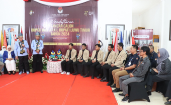 Ketua Badan Pengawas Pemilihan Umum (Bawaslu) Kabupaten Luwu Timur Pawennari bersama Anggota Sukmawati Suaib serta Kepala Sekretariat Lenny Thalib dan tim fasilitasi pengawasan turut hadir dalam proses pendaftaran pasangan calon Bupati dan Wakil Bupati Luwu Timur, Ir. H. Isrulllah Achmad dan H. Usman Sadik yang berlangsung di kantor KPU Kabupaten Luwu Timur, Selasa (27/8/2024).