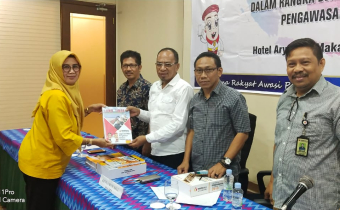 Divisi Pengawasan Dan Hubungan Antar Lembaga (PHL) Bawaslu Lutim Menyerahkan Laporan Akhir Pengawasan Pemilu 2019