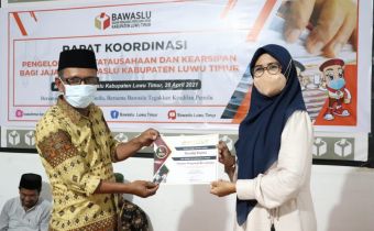 Apresiasi Kinerja Pengawas Ad Hoc, Bawaslu Luwu Timur Berikan Sertifikat