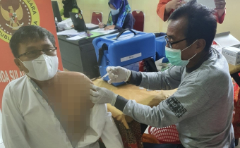 Ketua Bawaslu Luwu Timur Vaksin Booster Covid-19