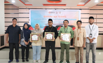 Bawaslu Luwu Timur Serahkan Sertifikat Penghargaan Kepada Panwaslu Kecamatan