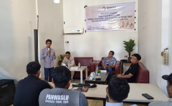 Ketua Bawaslu Luwu Timur Pawennari saat memberikan penguatan peningkatan kapasitas panwaslu kelurahan desa di Sekretariat Panwaslu Kecamatan Tomoni Timur, Minggu (1/9/2024)