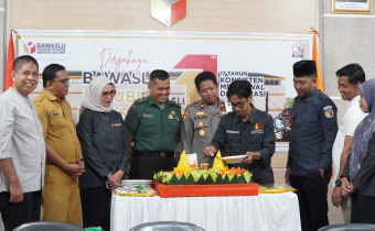 Pemotongan tumpeng pada HUT ke 17 Bawaslu di kantor Bawaslu Luwu Timur, Selasa 15 April 2025