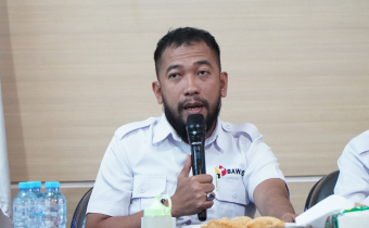 Koordiv HP2H Sulkifli saat memberikan arahan dalam kegiatan kegiatan pengelolaan dan pelayanan data informasi publik Bawaslu Luwu Timur, Rabu (25/6/2025)