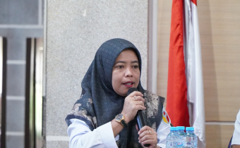 Kepala Sekretariat Lenny Thalib saat menyampaikan arahan dalam kegiatan pengelolaan dan pelayanan data dan informasi publik yang digelar di kantor Bawaslu Luwu Timur, Rabu (25/6/2025)