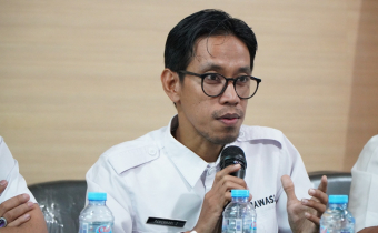 Ketua Bawaslu Luwu Timur Pawennari saat memberikan arahan pada kegiatan kegiatan pengelolaan dan pelayanan data informasi publik Bawaslu Luwu Timur, Rabu (25/6/2025)