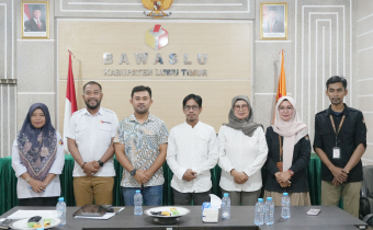 Rapat Evaluasi Pengawasan Pemutakhiran Data Pemilih Berkelanjutan (PDPB) di Kantor Bawaslu Luwu Timur, Rabu (23/7/2025)
