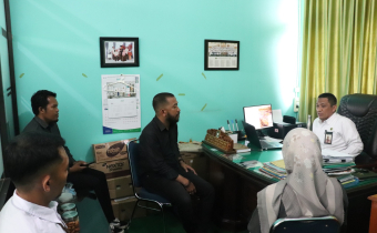 Koordinator Divisi Hukum, Pencegahan, Partisipasi Masyarakat dan Humas (HP2H) Bawaslu Luwu Timur Sulkifli saat koordinasi ke Kantor Kementerian Agama (Kemenag) Luwu Timur, Selasa (22/7/2025).