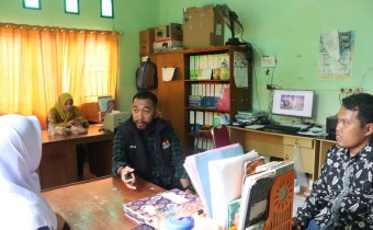 Koordinator Divisi Hukum Pencegahan Parmas dan Humas Sulkifli saat melakukan koordinasi di Kantor Urusan Agama (KUA) Kecamatan Malili, Kamis (7/8/2025)