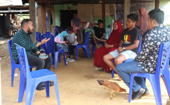 Koordinator Divisi Hukum, Pencegahan, Partisipasi Masyarakat dan Humas Bawaslu Luwu Timur Sulkifli (Kemeja bergaris Hijau Hitam) saat melakukan uji petik di Desa Pongkeru Kecamatan Malili,, Kamis (7/8/2025)