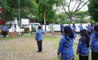 Upacara Peringatan HUT ke-80 Kemeredekaan Republik Indonesia di Halaman Kantor Bawaslu Luwu Timur, Minggu (17/8/2025)