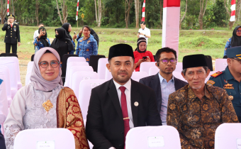 Anggota Bawaslu Luwu Timur Sukmawati Suaib saat menghadiri upacara peringatan Hari Ulang Tahun (HUT) ke-80 Kemerdekaan Republik Indonesia di Lapangan Pendidikan Puncak Indah Malili, Minggu (17/8/2025).