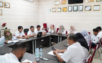 Suasana rapat internal penyusunan Daftar Inventarisasi Masalah (DIM) Perbawaslu 3 Tahun 2022 di kantor Bawaslu Luwu Timur, Rabu (20/8/2025).  