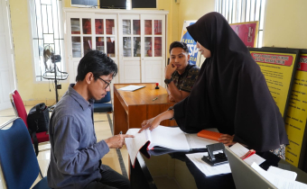 Ketua Bawaslu Luwu Timur Pawennari saat melakukan Uji Petik Data Pemilih Berkelanjutan di Desa Cendana Hijau Kecamatan Wotu, Kamis (28/8/2025)