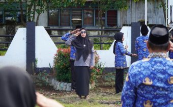 Anggota Bawaslu Luwu Timur sekaligus Koordinator Divisi Penanganan Pelanggaran dan penyelesaian Sengketa, Sukmawari Suaib saat memimpin peringatan hari sumpah pemuda di halaman kantor Bawaslu Luwu Timur, Selasa (28/10/2025)