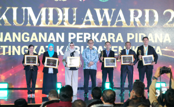 Koordinator Divisi Penanganan Pelanggaran dan Penyelesaian Sengketa Bawaslu Luwu Timur Sukmawati Suaib (kerudung abu-abu muda) saat menerima piagam penghargaan Gakkumdu Award 2025 yang digelar di Jakarta, Kamis malam (11/12/2025). 