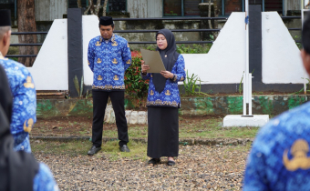 Kepala Sekretariat Bawaslu Luwu Timur Lenny Thalib menyampaikan amanat seragam Ketua Umum KORPRI Nasional, Zudan Arif Fakrulloh, pada upacara Peringatan Hari Ulang Tahun Korps Pegawai Republik Indonesia (KORPRI) ke-54 Tahun 2025 yang digelar di halaman kantor Bawaslu Kabupaten Luwu Timur, Senin (1/12/2025).