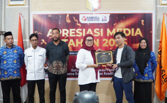 Anggota Bawaslu Luwu Timur Sukmawati Suaib saat menyerahkan piagam pengharagaan kepada media online pada kegiatan Apresiasi media 2025 yang digelar di kantor Bawaslu Luwu Timur, Rabu (17/12)