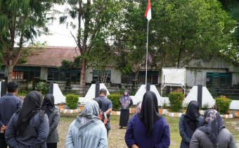 Kepala Sekretariat Lenny Thalib saat memimpin Apel yang dilaksanakan di halaman kantor, Senin (5/1).