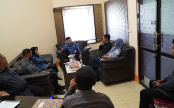 Ketua Bawaslu Luwu Timur Pawennari didampingi Anggota Sulkifli dan Sukmawati Suaib melaksanakan konsolidasi demokrasi dengan kesbangpol dalam rangka memperkuat penyelenggaraan pemilu di luar tahapan, Selasa (20/1/2026).