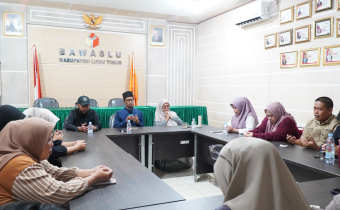 Bawaslu Kabupaten Luwu Timur melaksanakan kegiatan Jumat Sehati melalui penyampaian tausiyah dan pembinaan rohani yang disampaikan langsung oleh Ketua Bawaslu Luwu Timur Pawennari, Jumat (23/1/2026).