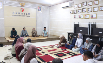 Koordinator Divisi Penanganan Pelanggaran dan Penyelesaian Sengketa Bawaslu Luwu Timur Sukmawati Suaib saat menyampaikan kultum jumat sehati, Jumat (27/2/2026). 