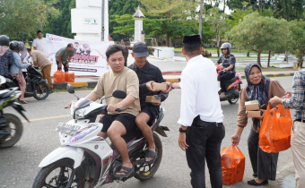 Badan Pengawas Pemilihan Umum (Bawaslu) Kabupaten Luwu Timur menggelar kegiatan Ngabuburit Pengawasan dengan membagikan takjil kepada masyarakat menjelang waktu berbuka puasa di bulan Ramadhan di Jl. Sam Ratulangi Puncak Indah Malili, Jumat (13/3/2026).