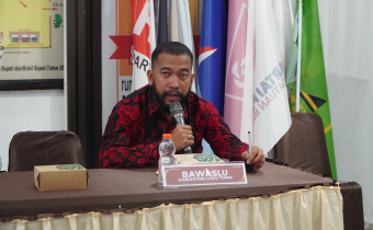 Koordinator Divisi Hukum, Pencegahan, Partisipasi Masyarakat dan Humas Bawaslu Luwu Timur Sulkifli saat menghadiri Rapat Pleno Terbuka Rekapitulasi PDPB Triwulan I Tahun 2026 yang diselenggarakan oleh KPU Luwu Timur, Kamis (2/4)
