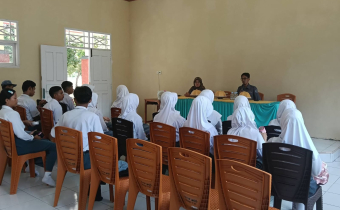 Ketua Bawaslu Luwu Timur Pawennari saat melakukan konsolidasi demokrasi dengan menyasar generasi Z di SMA Negeri 7 Luwu Timur, Kecamatan Burau, Desa Jalajja, Selasa (21/4).