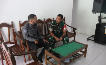 Anggota Bawaslu Kabupaten Luwu Timur sekaligus Koordinator Divisi Hukum, Pencegahan, Partisipasi Masyarakat, dan Hubungan Masyarakat (HP2H) Sulkifli bersama staf menyambangi Koramil 1403-15/ Malili untuk melakukan konsolidasi demokrasi sekaligus uji petik terkait data pemilih, Senin (27/4).