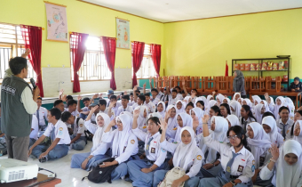 Badan Pengawas Pemilihan Umum (Bawaslu) Kabupaten Luwu Timur terus melanjutkan konsolidasi demokrasi dengan menyasar para pelajar di sekolah sebagai ruang strategis pendidikan kepemiluan bagi pemilih pemula. Setelah sebelumnya berlangsung di SMAN 7 Luwu Timur, kali ini kegiatan serupa kembali dilaksanakan di SMAN 2 Luwu Timur, Kecamatan Wotu, Selasa (28/4).